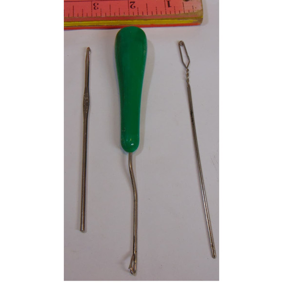 3 Vintage Sewing Hook Latch Crochet Plastic Handle Hooking Tools Metal USA Pull - Picture 3 of 11